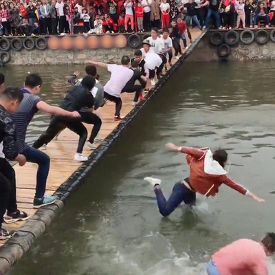 厂家直销抖音同款网红桥 安全充气防护气垫 景区摇摆桥户外摆摆桥