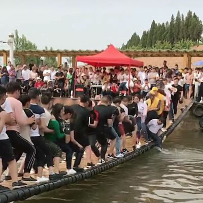 网红桥充气垫子户外大型水上乐园抖音摇摇桥气模垫高空坠落救生垫