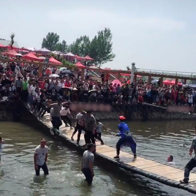 网红摇摆桥户外摇摇桥水上网红桥水面吊桥摆摆桥景区商场网红设备