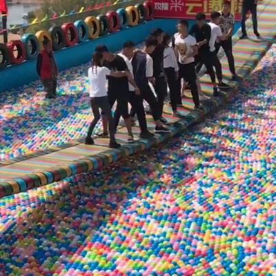 抖音同款网红桥摆摆桥设备充气防护气垫水上吊桥户外大型水上乐园